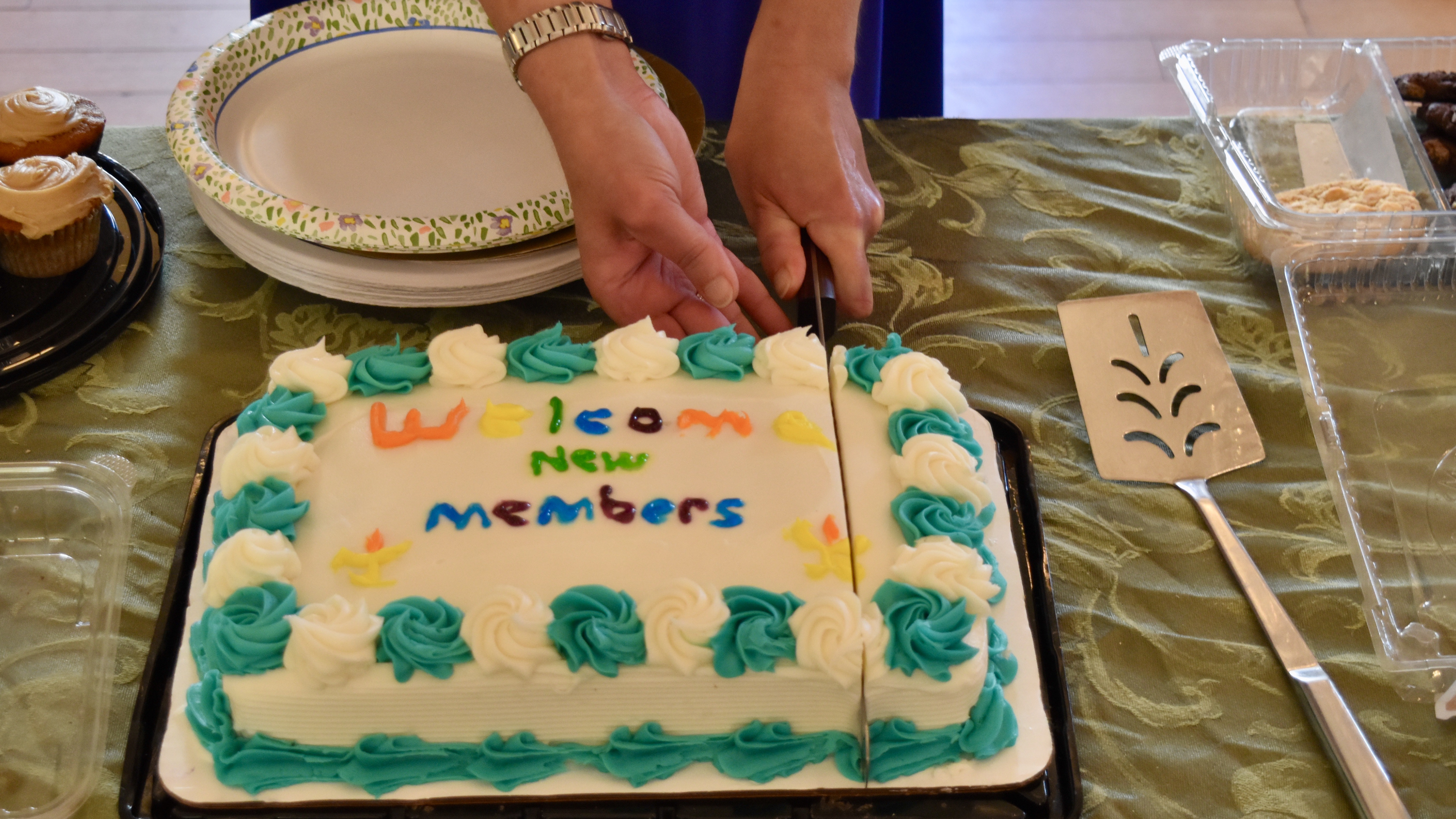 A cake inscribed "Welcome New Members"